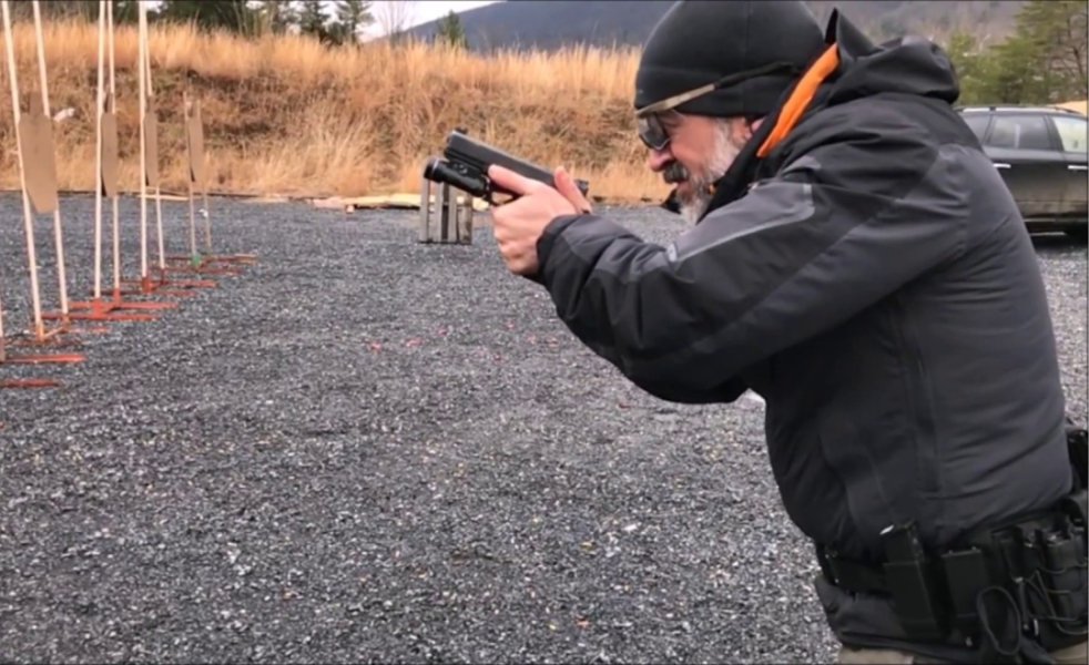 Consejos de Desenfunde de Arma y Tácticas de Defensa